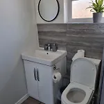 Centrally Located W/ Free Parking & Smart Tv Lejlighed