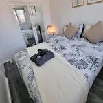 Centrally Located W/ Free Parking & Smart Tv * Leeds (West Yorkshire)
