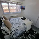Centrally Located W/ Free Parking & Smart Tv * Leeds (West Yorkshire)