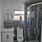 Centrally Located W/ Free Parking & Smart Tv Lejlighed