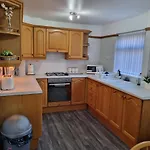 Centrally Located W/ Free Parking & Smart Tv Lejlighed