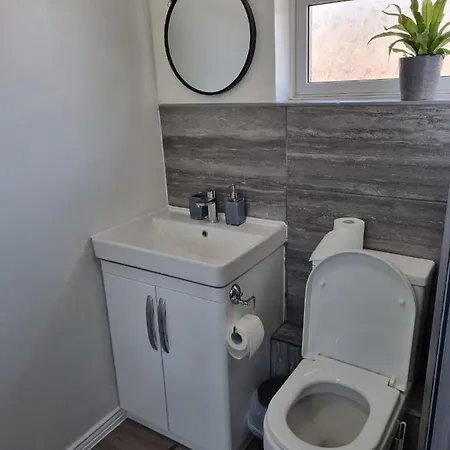 Centrally Located W/ Free Parking & Smart Tv Apartment