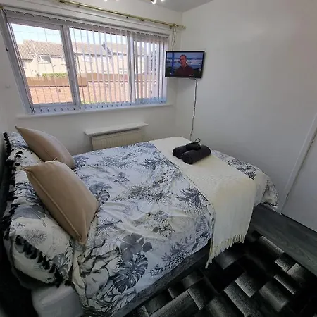 Centrally Located W/ Free Parking & Smart Tv * Leeds (West Yorkshire)