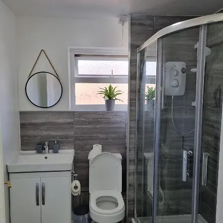 Centrally Located W/ Free Parking & Smart Tv Apartment