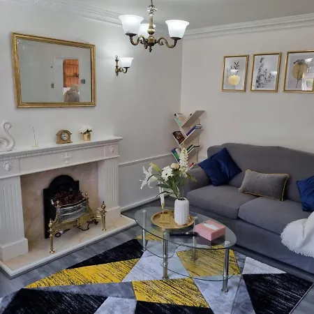 Apartment Centrally Located W/ Free Parking & Smart Tv *