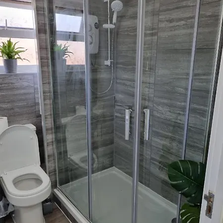 Apartment Centrally Located W/ Free Parking & Smart Tv *