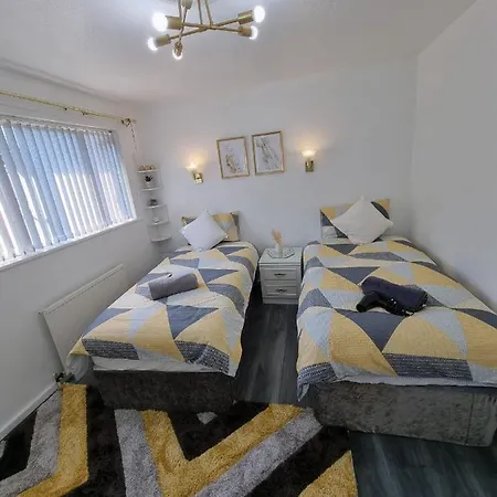 Centrally Located W/ Free Parking & Smart Tv Apartment *