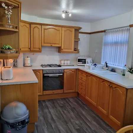 Centrally Located W/ Free Parking & Smart Tv Apartment